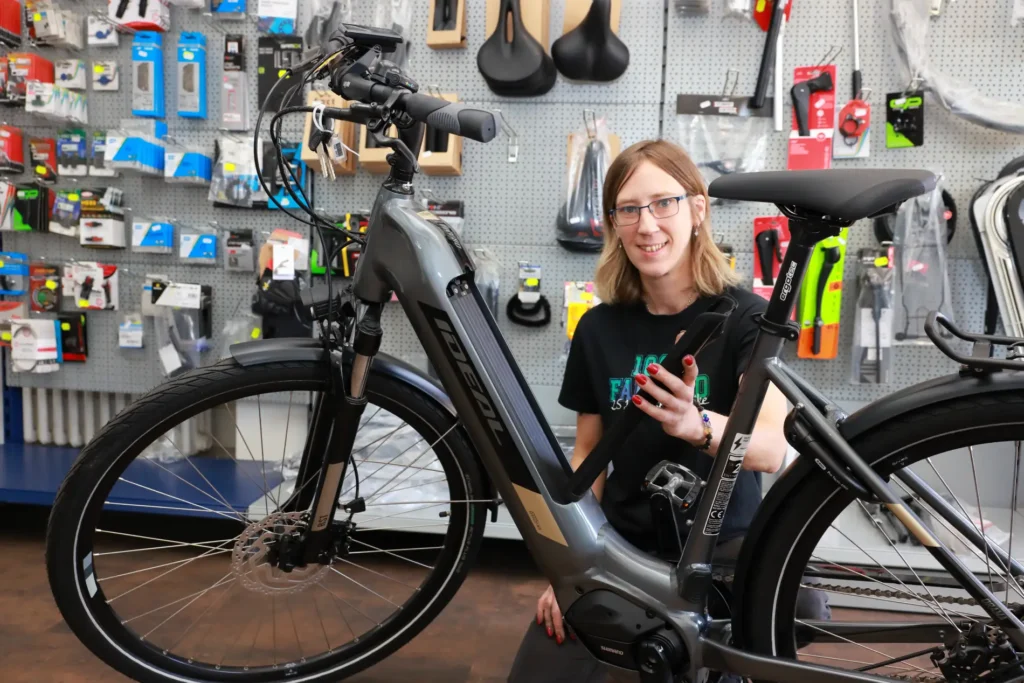Beratung zu einem E-Bike im Verkaufsraum von Zweirad Romanski in Herne