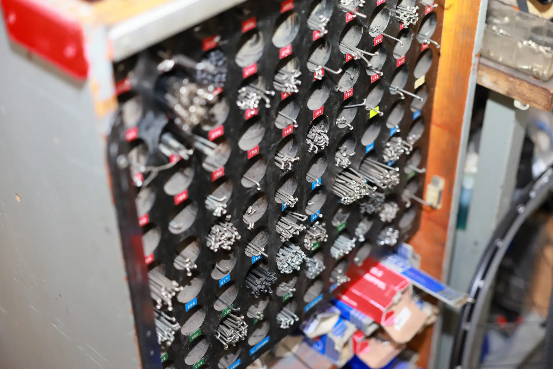 Sortiment an Kleinteilen und Ersatzteilen in der Fahrradwerkstatt