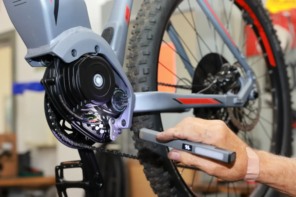Techniker prüft den Mittelmotor eines E-Mountainbikes