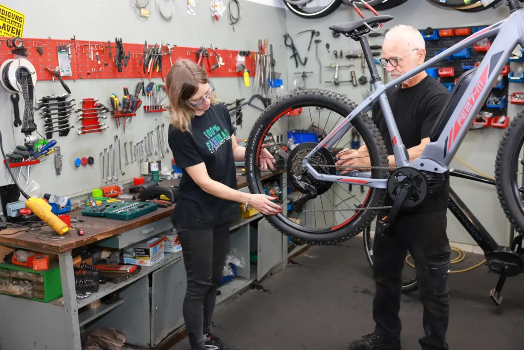 Team von Zweirad Romanski montiert ein E-Mountainbike in der Werkstatt