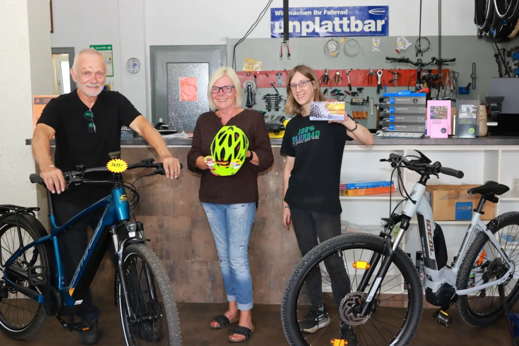 Das Team von Zweirad Romanski mit Fahrrädern und E-Bikes im Ladenlokal in Herne